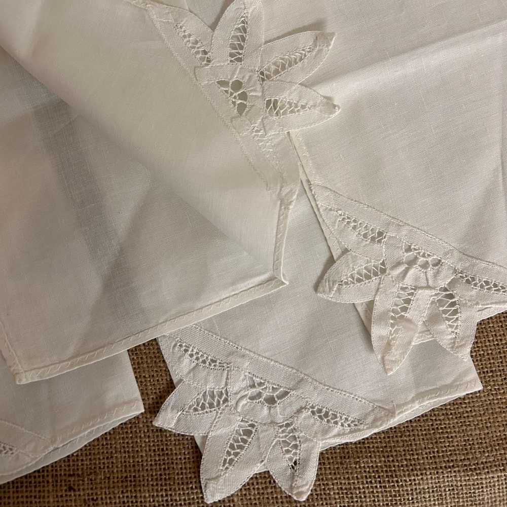 D-10 NWOT Set of 4 Elegant White Lace Trim Napkins - Picture 3 of 4
